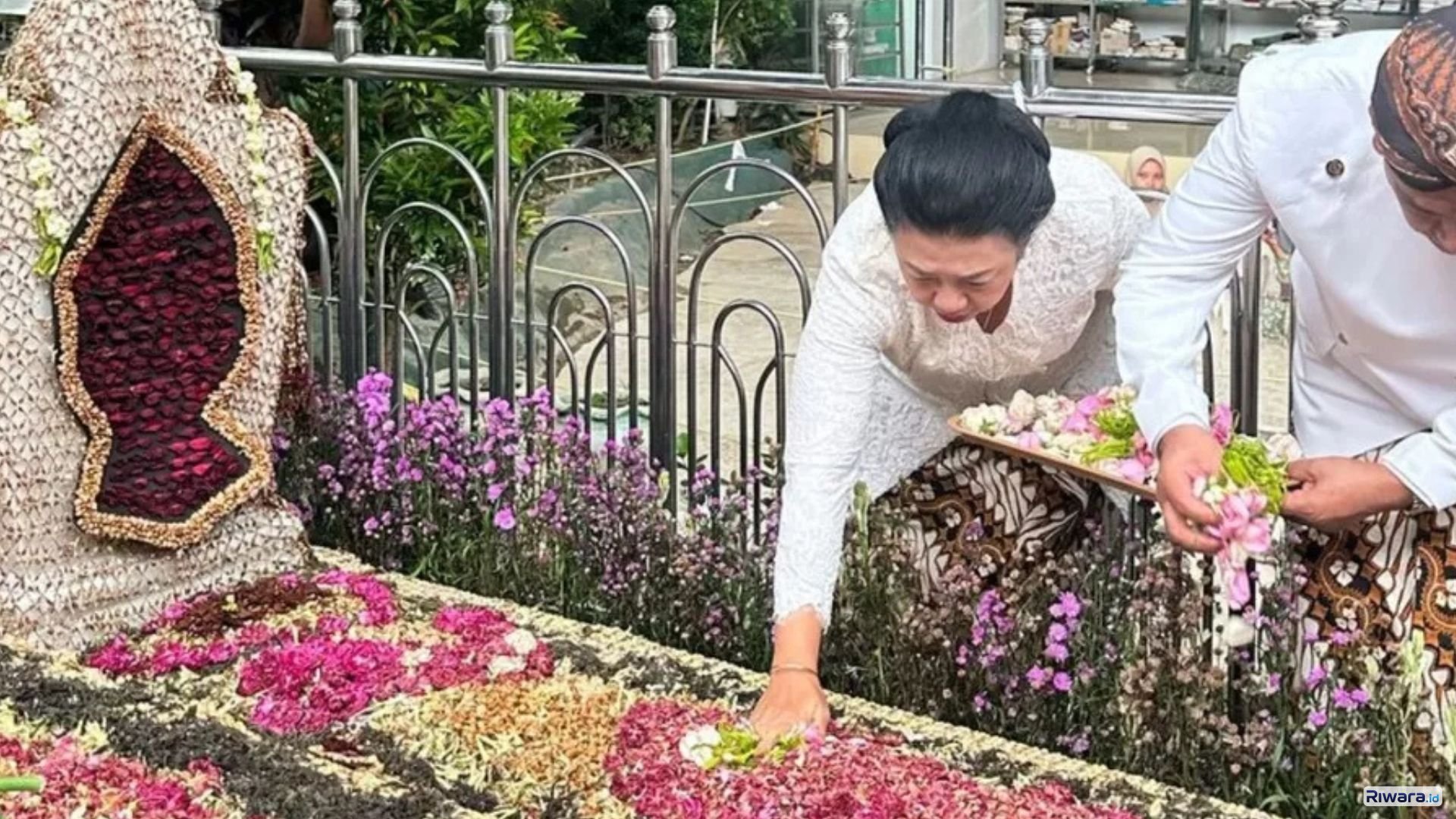 Pengageng Sasana Wilapa Karaton Surakarta, GKR. Koes Moertiyah Wandansari bersama suami KPH. Eddy Wrabhumi saat ziarah di makam Sunan Ampel, Senin 17 Februari 2025